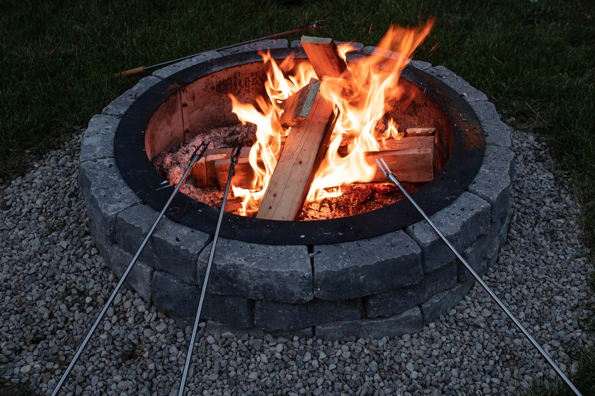 Benefits of DIY Outdoor Fireplace Kits vs. Traditional Wood-Burning Fireplaces